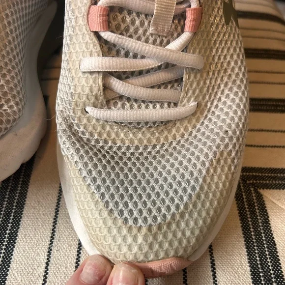 Women’s Under Armour tennis shoes - Picture 4 of 9